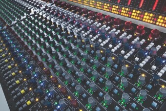 AMS Neve Genesys G96 (96 input, 48 fader) base console AMS Neve Genesys G96 (96 input, 48 fader) base console Фото 3