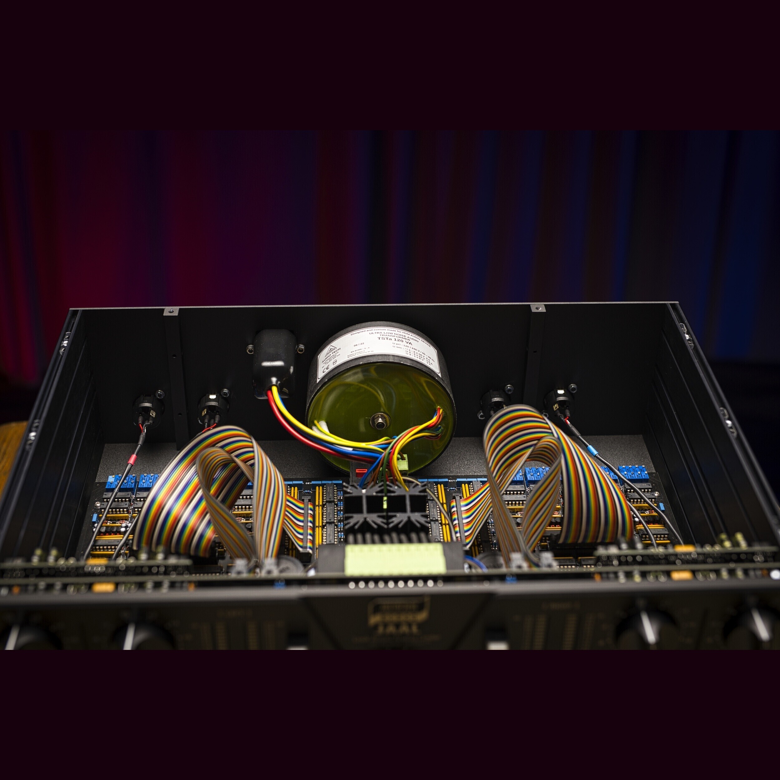 HUM Audio LAAL - Look Ahead Analog Limiter купить в Москве | UNITED MUSIC
